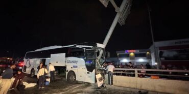 Yolcu otobüsü tabela direğine çarptı Çok sayıda yaralı var!