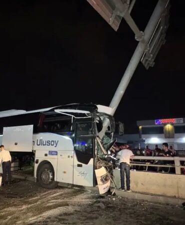Yolcu otobüsü tabela direğine çarptı Çok sayıda yaralı var!