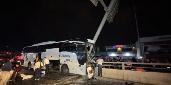 Yolcu otobüsü tabela direğine çarptı: Çok sayıda yaralı var!
