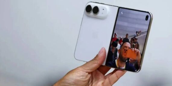 Apple ilk katlanabilir telefonu tanıttı: Türkiye’de en az iki kat pahalı olacak
