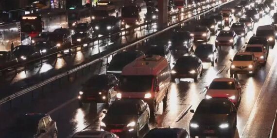 İstanbul’da yağışlı hava trafiği vurdu: Yoğunluk yüzde 85’e ulaştı