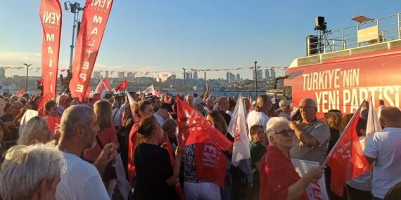 Özgür Özel çağrı yapmıştı… Yurttaşlar iradelerine sahip çıkmak için Üsküdar’da!