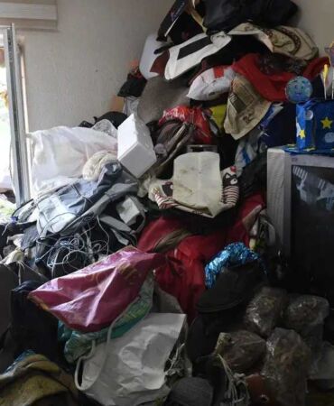 6 saat süren çalışmanın ardından ortaya çıktı Evden 20 kamyon çöp çıkarıldı