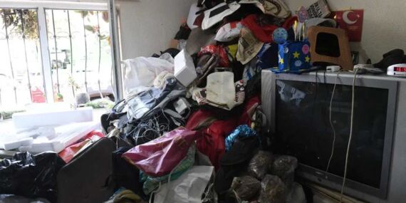 6 saat süren çalışmanın ardından ortaya çıktı: Evden 20 kamyon çöp çıkarıldı