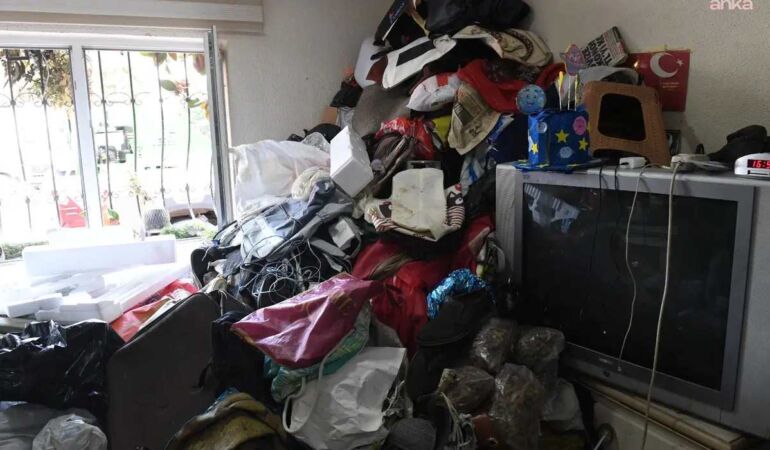 6 saat süren çalışmanın ardından ortaya çıktı Evden 20 kamyon çöp çıkarıldı