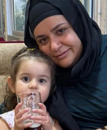 Anne ile 4 yaşındaki kızına otomobil çarptı Anne öldü, kızı ağır yaralandı