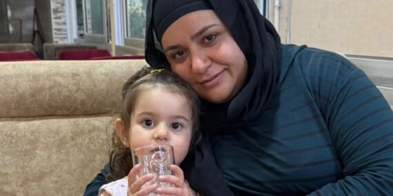 Anne ile 4 yaşındaki kızına otomobil çarptı: Anne öldü, kızı ağır yaralandı!