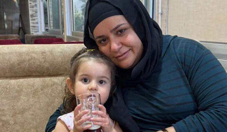 Anne ile 4 yaşındaki kızına otomobil çarptı: Anne öldü, kızı ağır yaralandı!