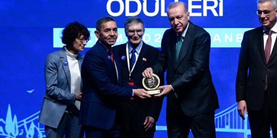 Ödülü Erdoğan verdi: Aziz Sancar Bilim Ödülü Özlem Türeci ve Uğur Şahin’in