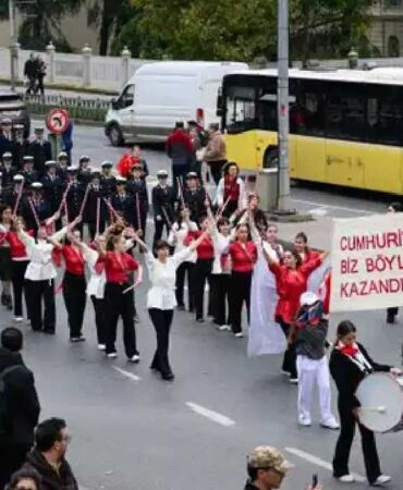 Beşiktaş’ta 29 Ekim öncesi anlamlı yürüyüş Cumhuriyet coşkusu sokaklara taştı