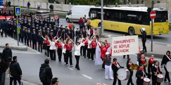 Beşiktaş’ta 29 Ekim öncesi anlamlı yürüyüş: Cumhuriyet coşkusu sokaklara taştı