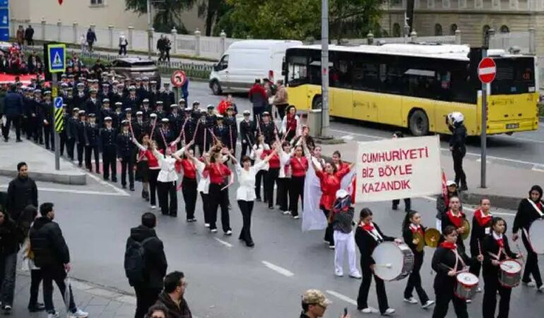 Beşiktaş’ta 29 Ekim öncesi anlamlı yürüyüş Cumhuriyet coşkusu sokaklara taştı