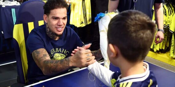 Fenerbahçe’nin Brezilyalı kalecisi Ederson taraftarlarla buluştu