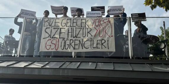 Nehir ve Nevin için eylem… Bakan Yusuf Tekin’i istifaya çağıran pankart üniversiteye asıldı