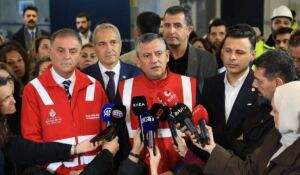 Özgür Özel metro