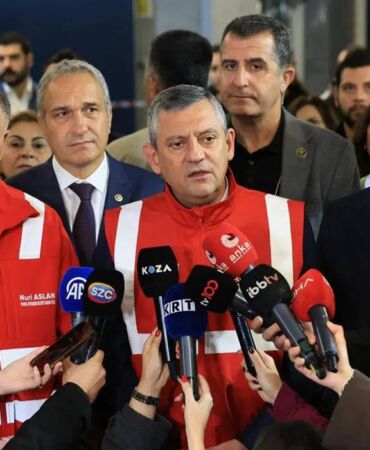 Özgür Özel metro