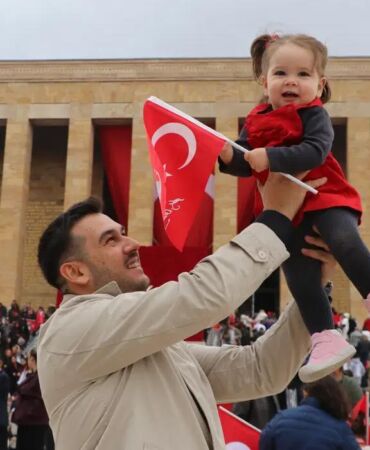Şemsiyelerini alıp Anıtkabir’e geldiler Cumhuriyet Bayramı’nda yoğun ziyaret
