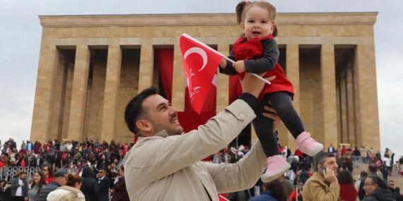 Şemsiyelerini alıp Anıtkabir’e geldiler: Cumhuriyet Bayramı’nda yoğun ziyaret