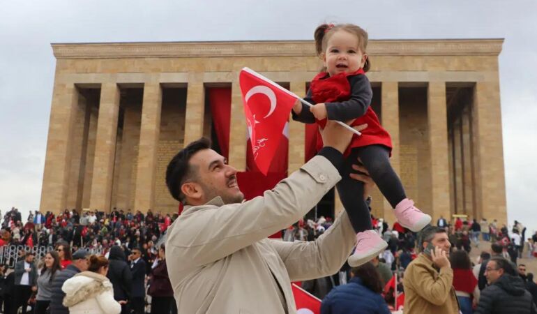 Şemsiyelerini alıp Anıtkabir’e geldiler Cumhuriyet Bayramı’nda yoğun ziyaret