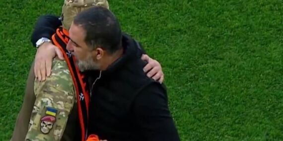Arda Turan’dan Ukrayna’daki savaşta kolunu kaybeden askere jest