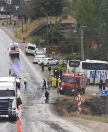 Yolcu Otobüsü TIR’la Çarpıştı Otobüs Bir Evin Çatısına Çarparak Durabildi