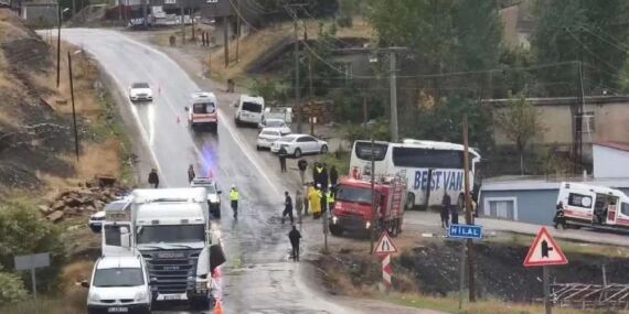 Yolcu otobüsü TIR’la çarpıştı: Otobüs bir evin çatısına çarparak durabildi