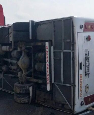 Yolcu otobüsü kavşakta devrildi Çok sayıda yaralı var!