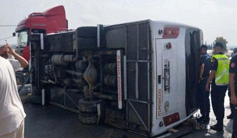 Yolcu otobüsü kavşakta devrildi: Çok sayıda yaralı var!