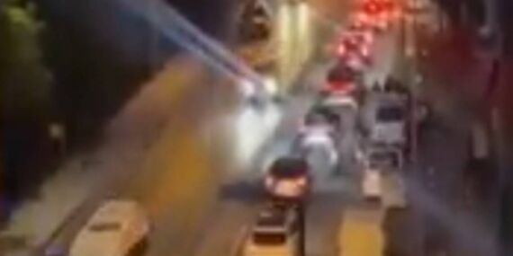 Bayrampaşa’da yol çöktü: Göçük altında kalanlar var!