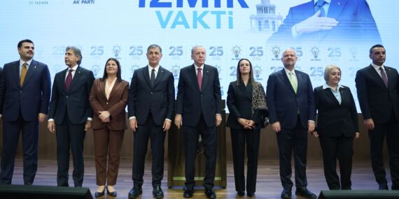İzmir Büyükşehir Belediye Başkanı Cemil Tugay, resmen AKP’ye katıldı: Rozetini Erdoğan taktı