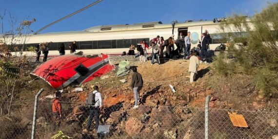 İspanya’da iki hızlı tren çarpıştı: En az 39 kişi hayatını kaybetti, seferler durduruldu